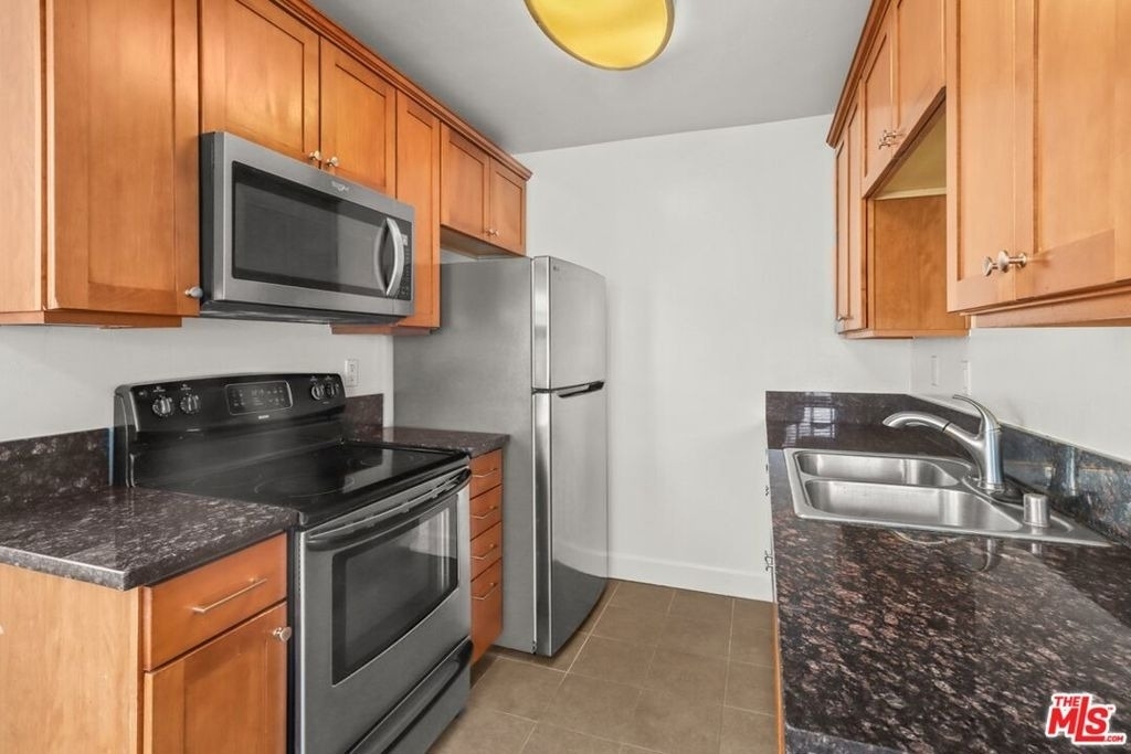 10982 Roebling Avenue - Photo 8