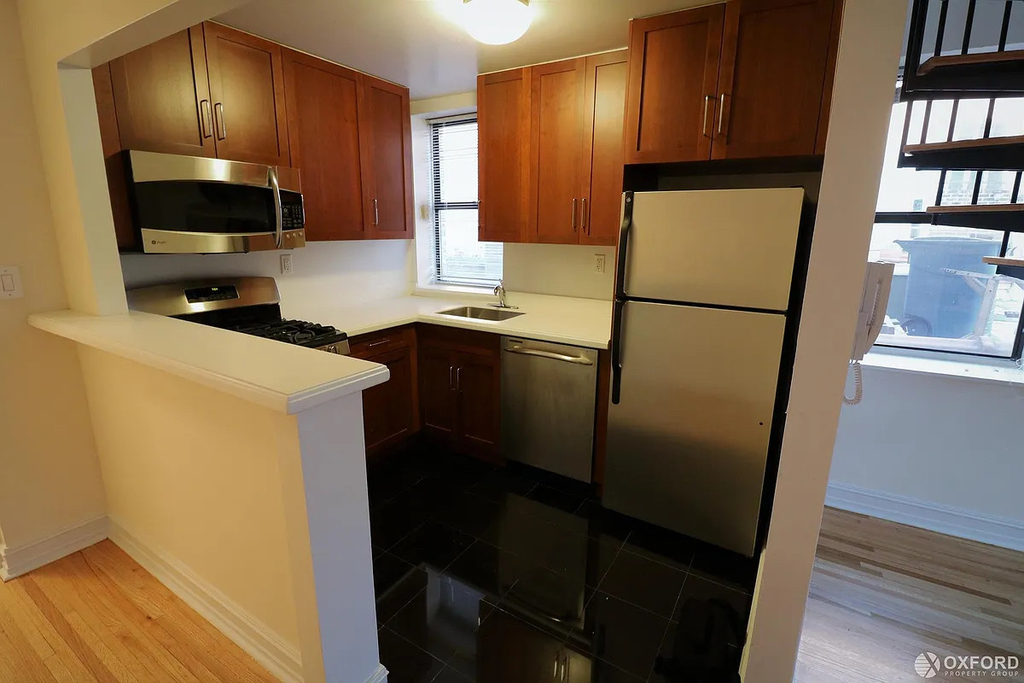 365 West 52nd Street - Photo 6