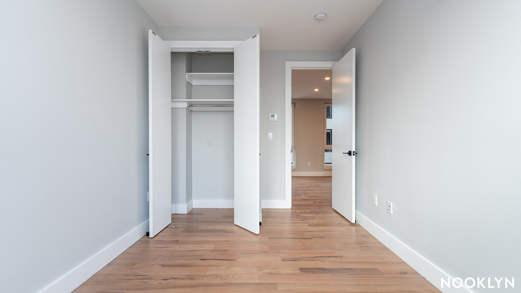 31-61 Vernon Blvd 11106 - Photo 3
