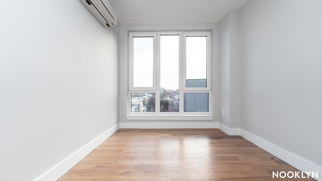 31-61 Vernon Blvd 11106 - Photo 2