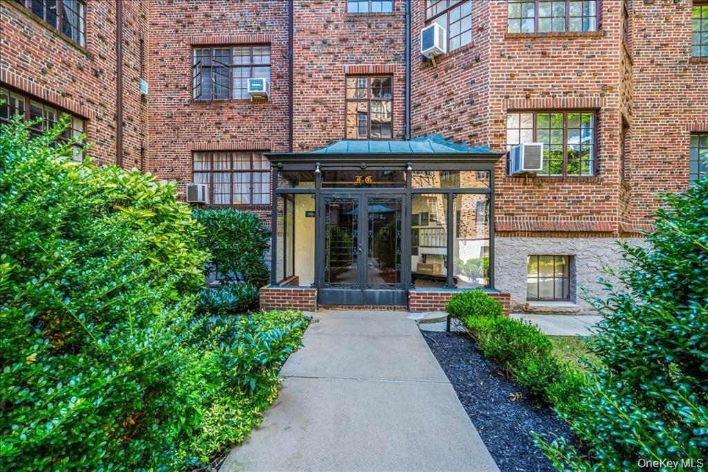 Douglaston Parkway - Photo 1