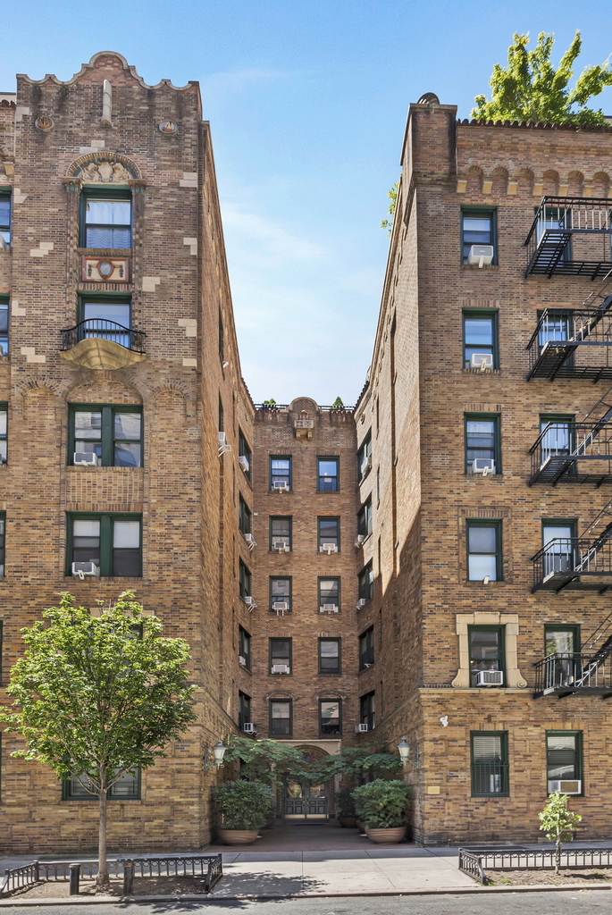 East 70th Street - Photo 8
