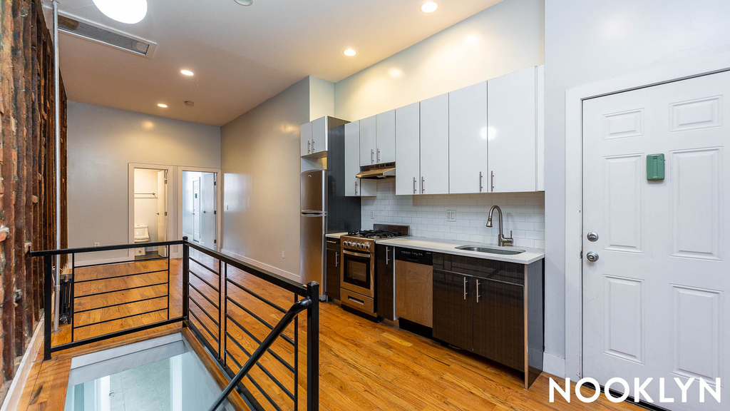 86 Menahan St  11221 - Photo 16