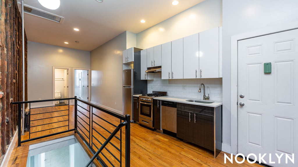 86 Menahan St  11221 - Photo 18