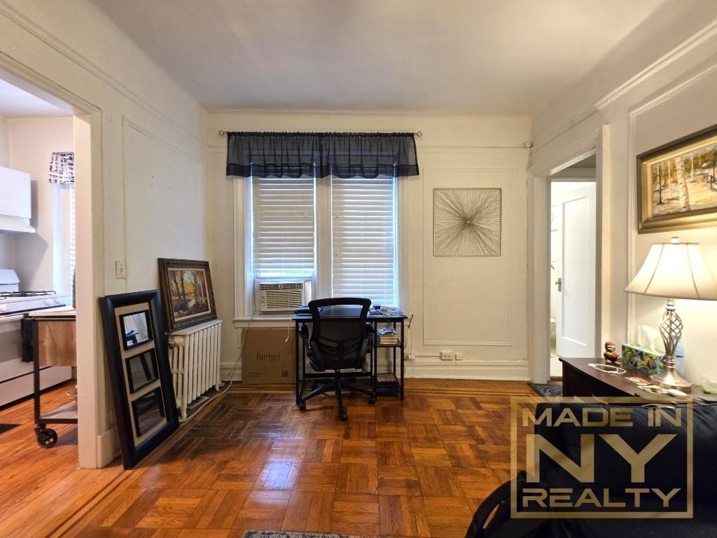 421 W 24th Street - Photo 2