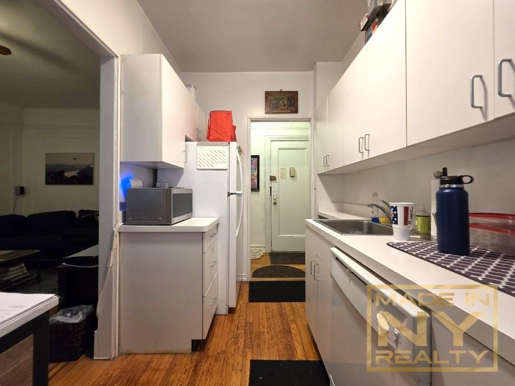 421 W 24th Street - Photo 1