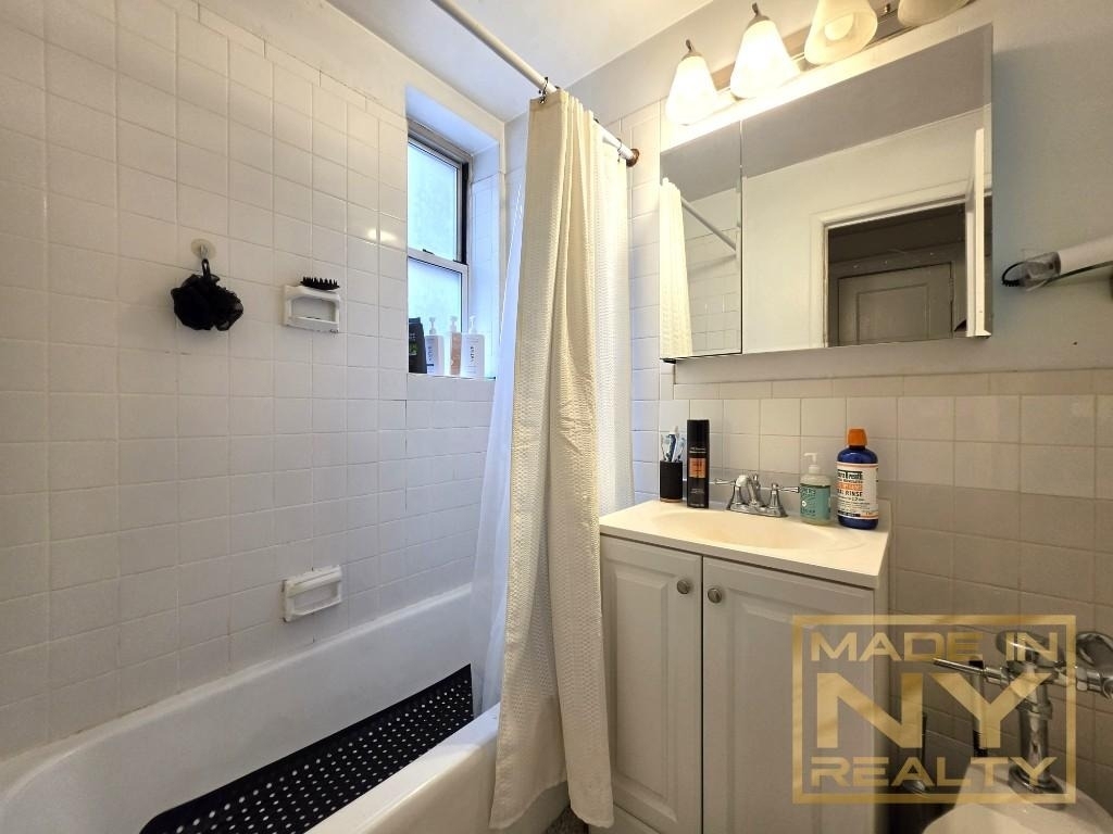 421 W 24th Street - Photo 4