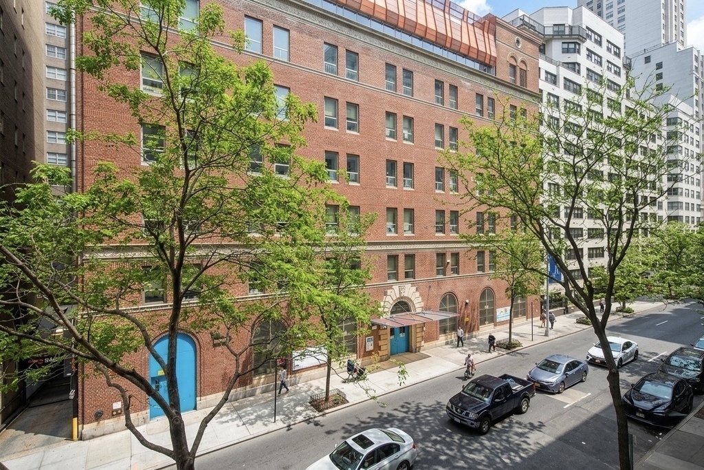210 E 63rd Street - Photo 6