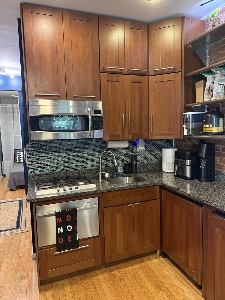 438 W 49th Street - Photo 7