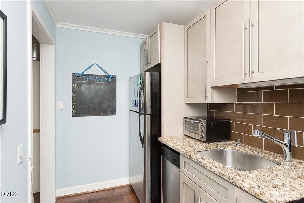801 Daniels Street - Photo 4