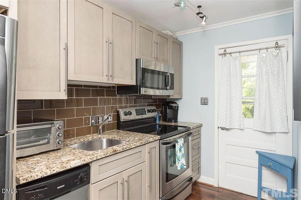 801 Daniels Street - Photo 3