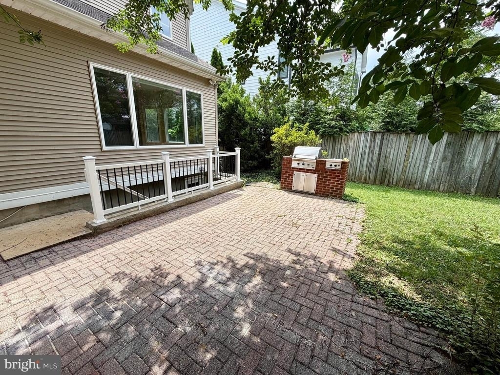 904 Lincoln Avenue - Photo 2