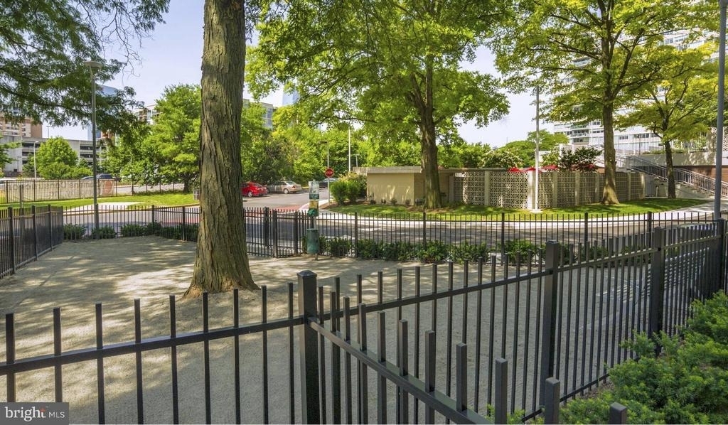2200 Benjamin Franklin Parkway - Photo 15
