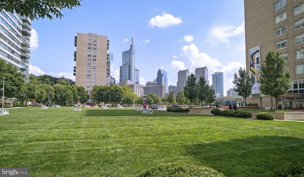 2200 Benjamin Franklin Parkway - Photo 16