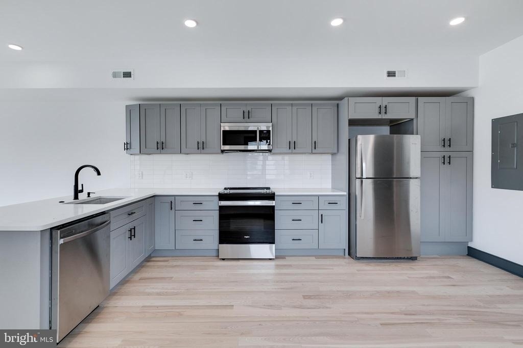 555 N Lawrence Street - Photo 2