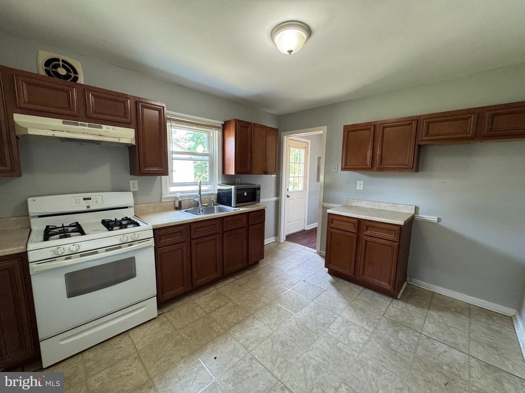 817 Graisbury Avenue - Photo 4
