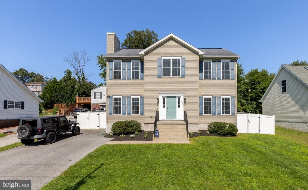 1831 Clarke Boulevard - Photo 0