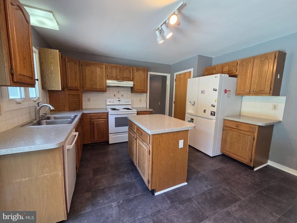 212 Fairhill Drive - Photo 6