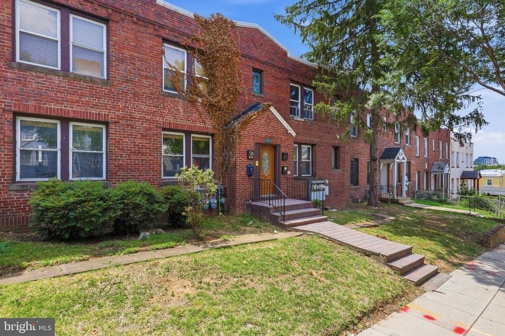 1231 Penn Street Ne - Photo 0