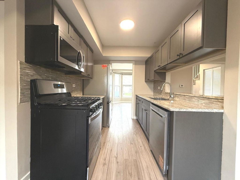 750 Roosevelt Road - Photo 2