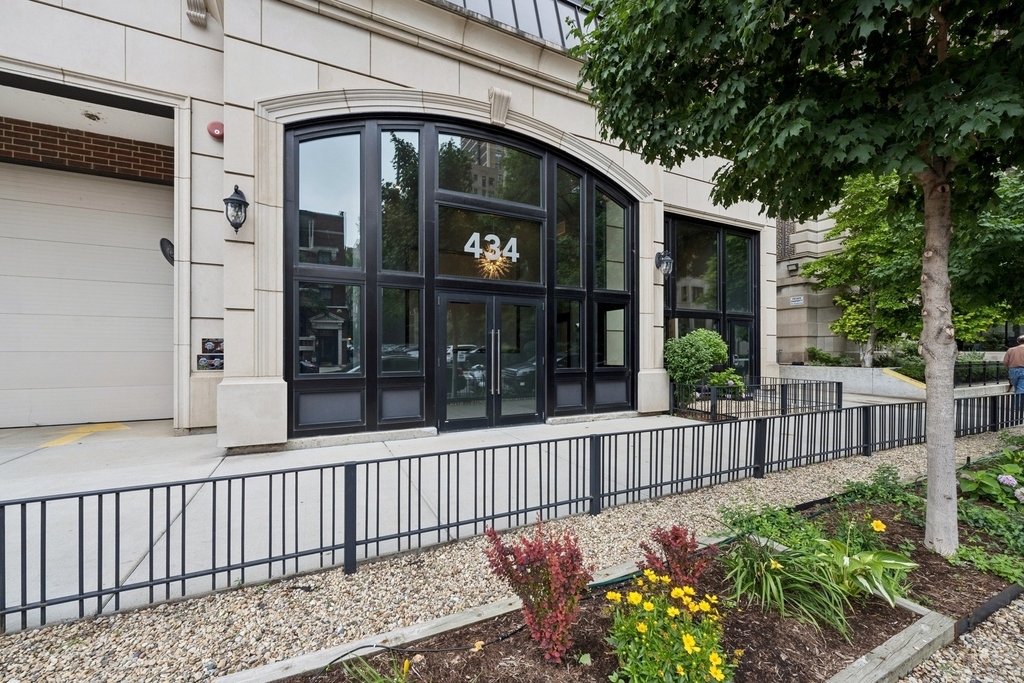 434 W Melrose Street - Photo 0