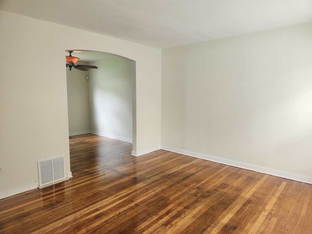 2510 E 96th Street - Photo 2