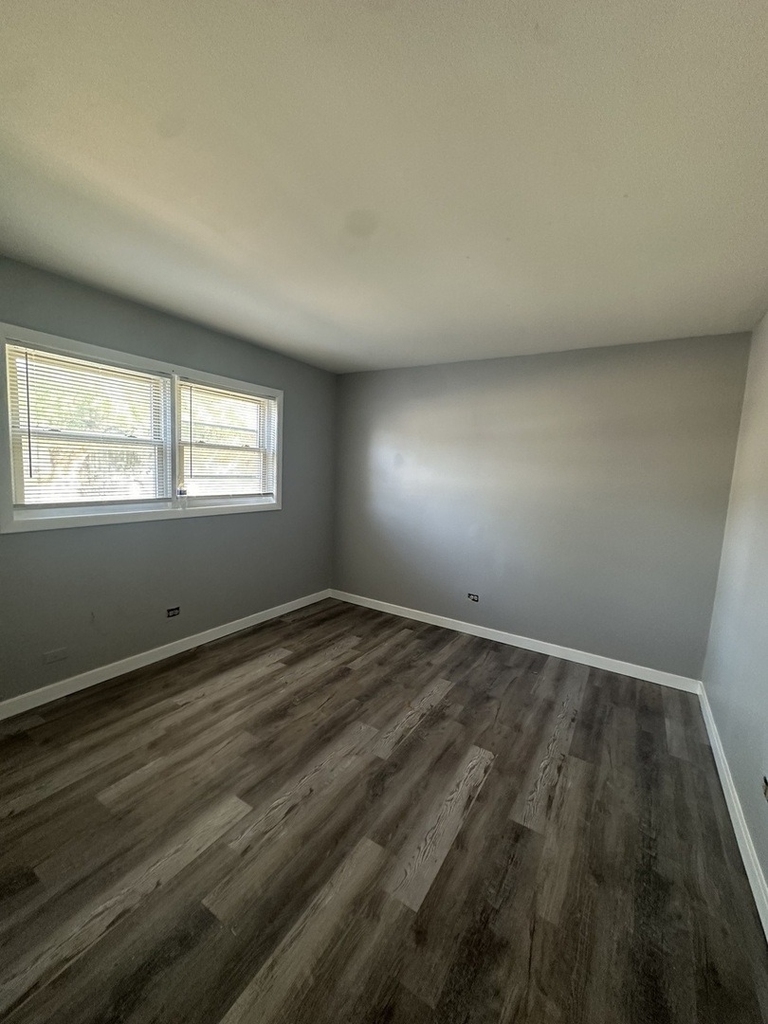 1015 E 150th Place - Photo 5