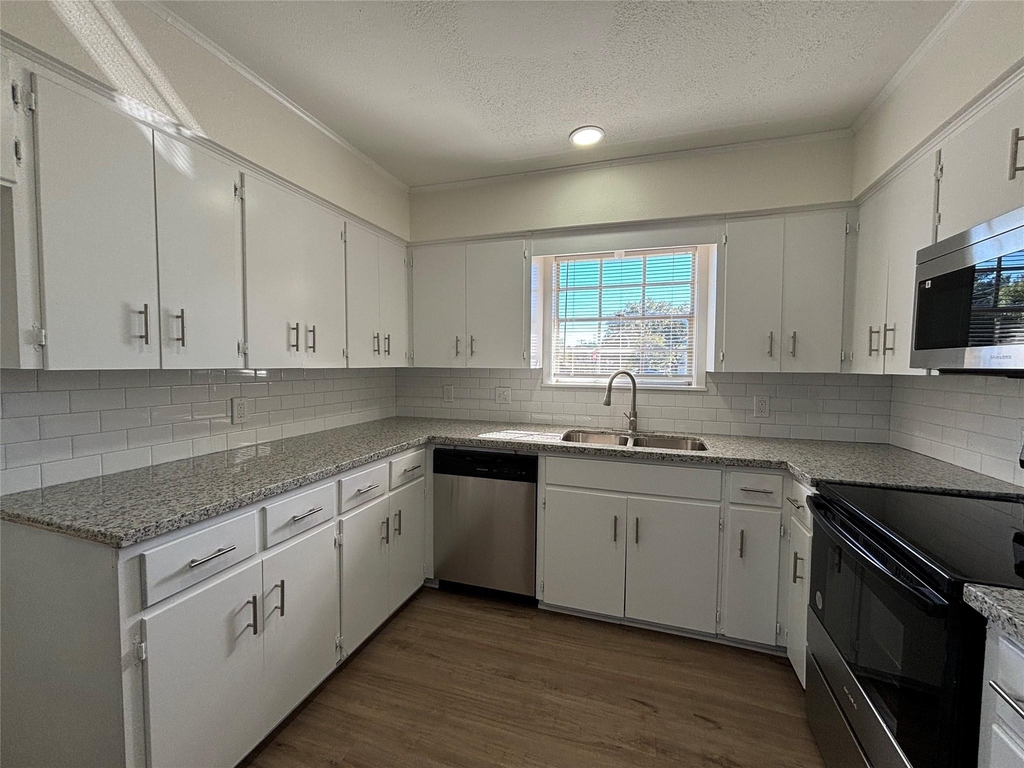 1009 Lawndale Avenue - Photo 2
