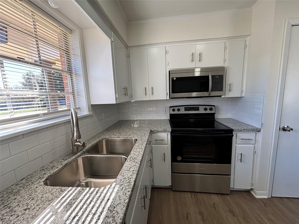1009 Lawndale Avenue - Photo 3