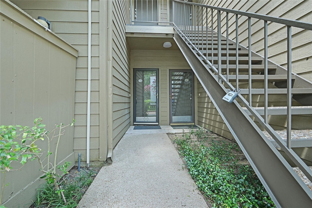 10051 Westpark Drive - Photo 2