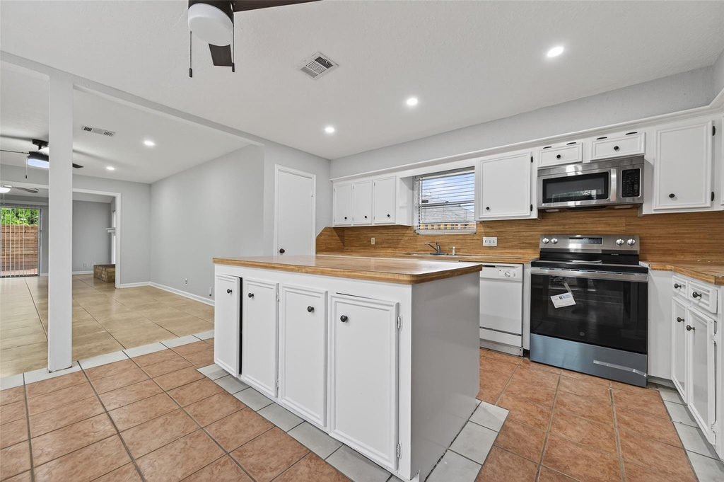6102 Crakston Street - Photo 1