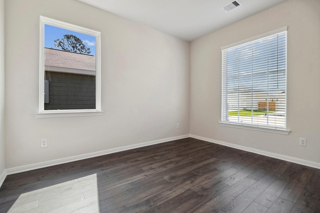 15885 Berry Hill Drive - Photo 3