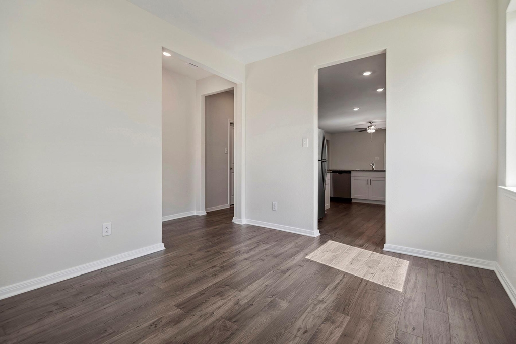 15885 Berry Hill Drive - Photo 4