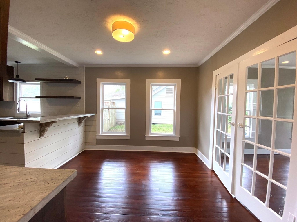 513 E Bernard Street - Photo 2