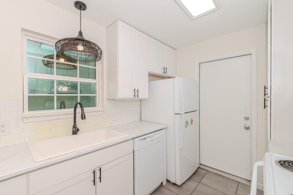 135 W Barkley Street - Photo 2