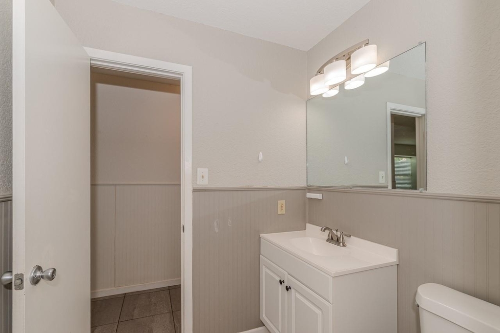 135 W Barkley Street - Photo 18