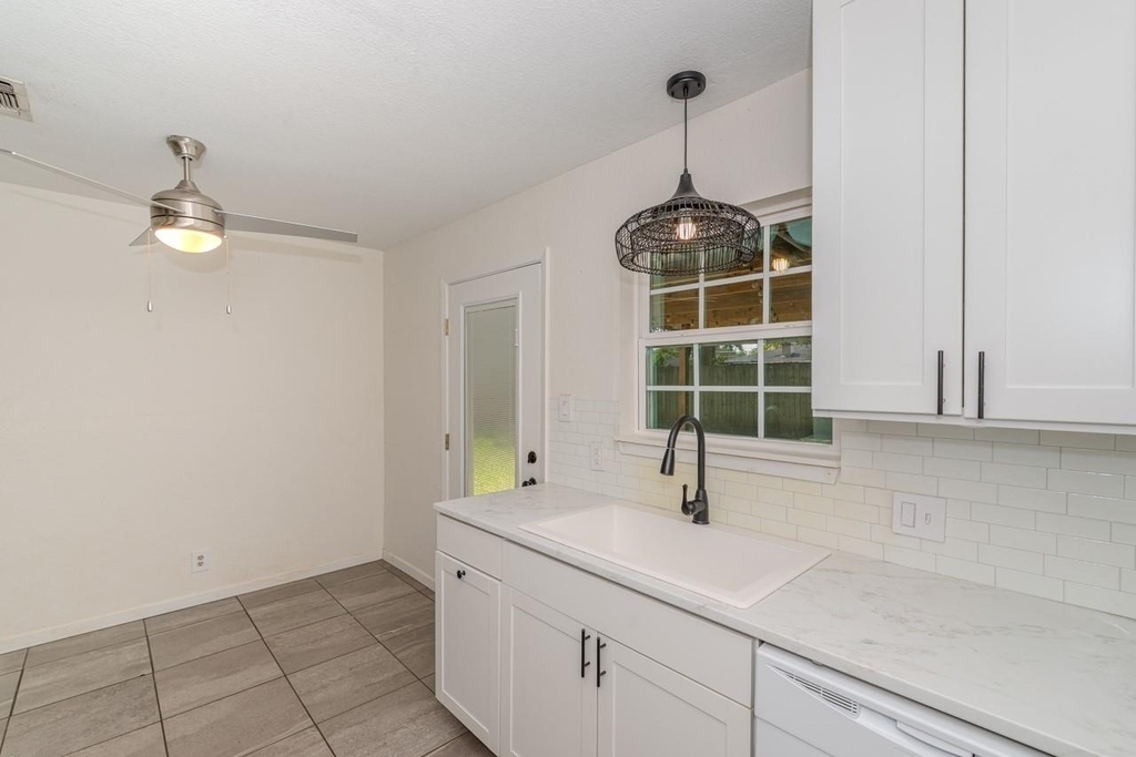 135 W Barkley Street - Photo 3