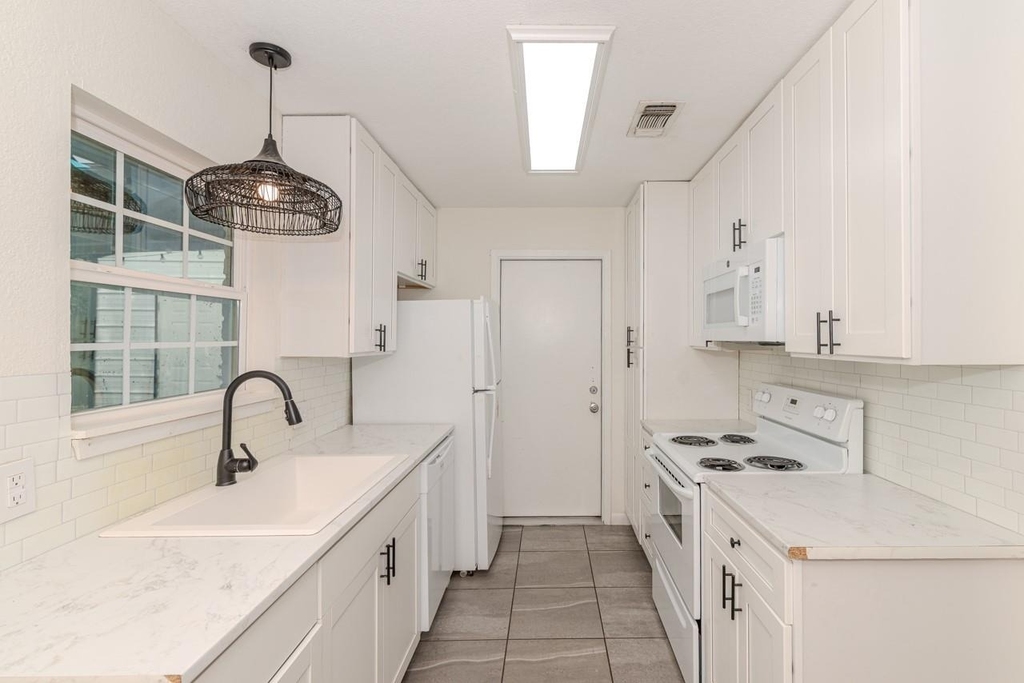 135 W Barkley Street - Photo 4
