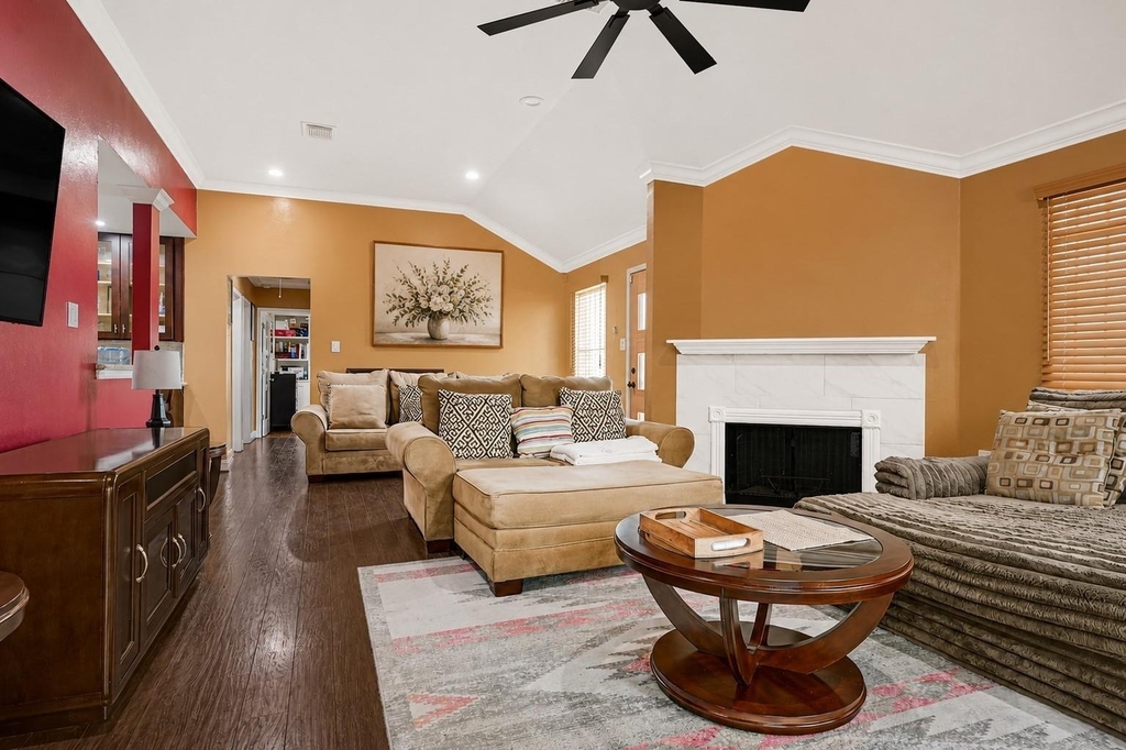 1807 Strongs Court - Photo 2