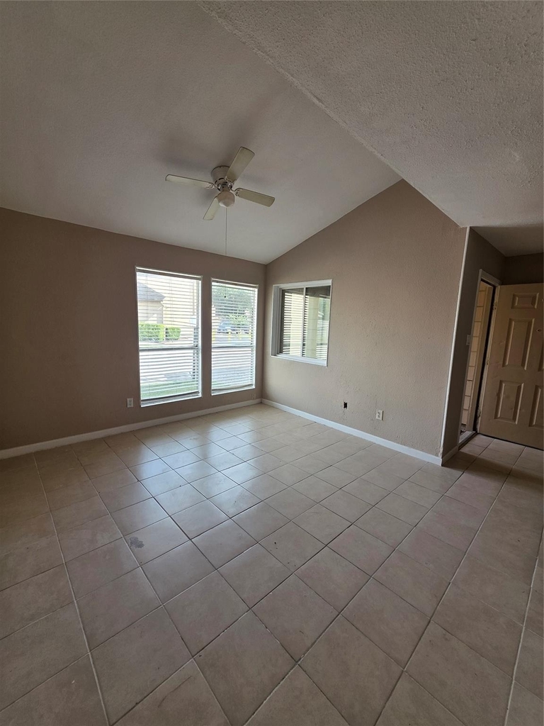 1014 Graham Drive - Photo 2