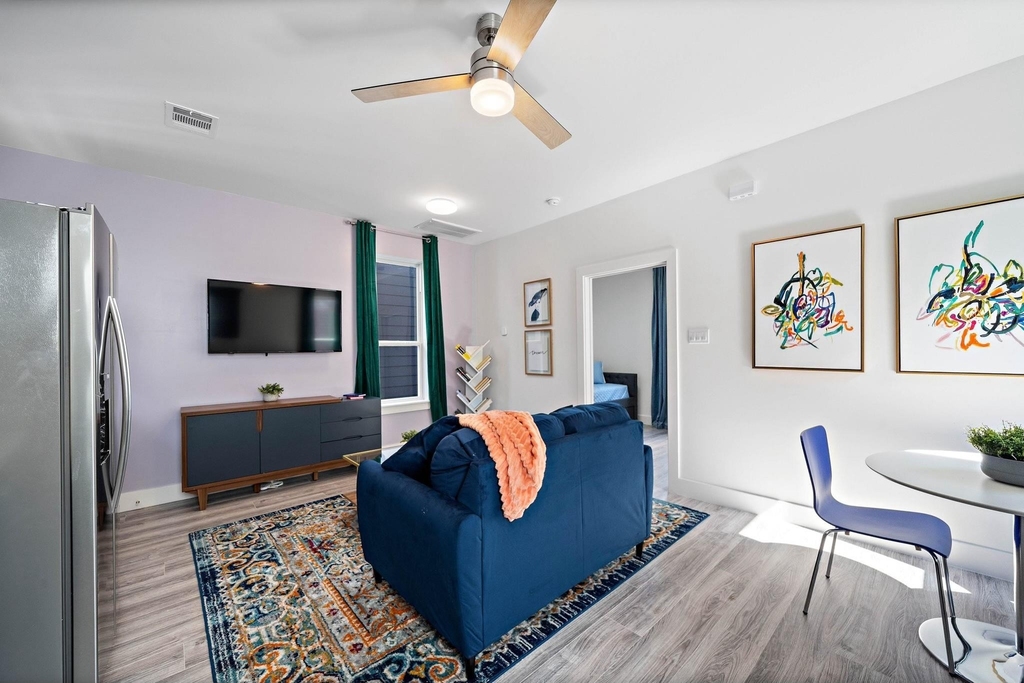 207 E 38th Street E - Photo 3