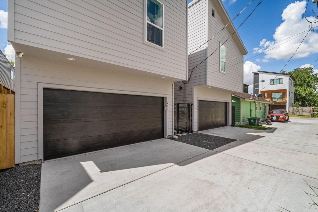 207 E 38th Street E - Photo 8