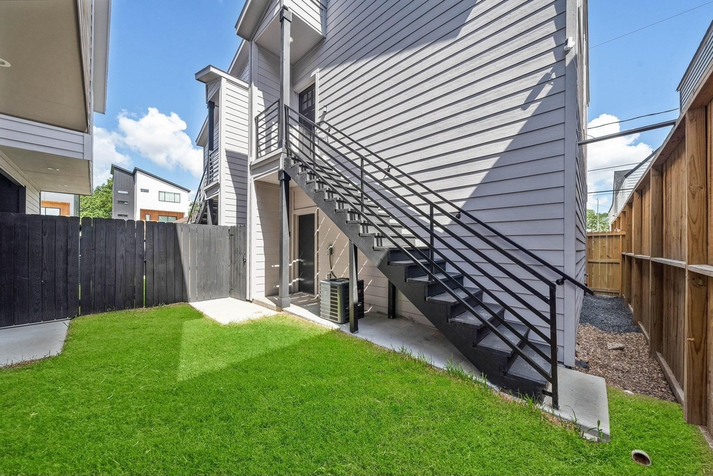 207 E 38th Street E - Photo 7