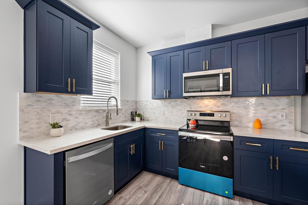 207 E 38th Street E - Photo 4