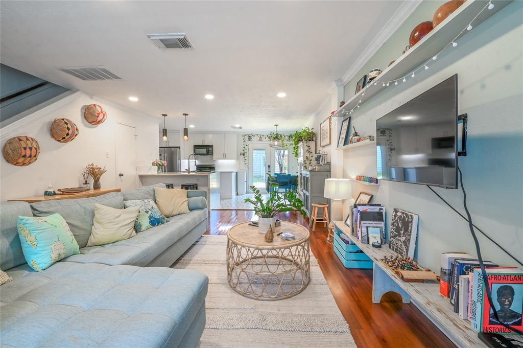 1004 Ruthven Street - Photo 0