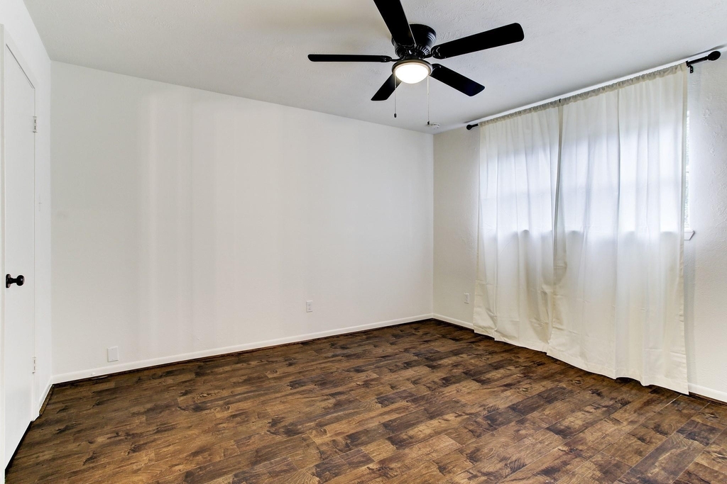 613 E 21st Street - Photo 26