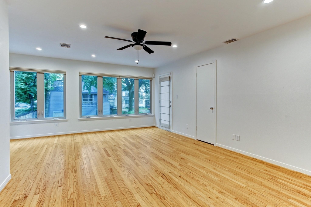 613 E 21st Street - Photo 10