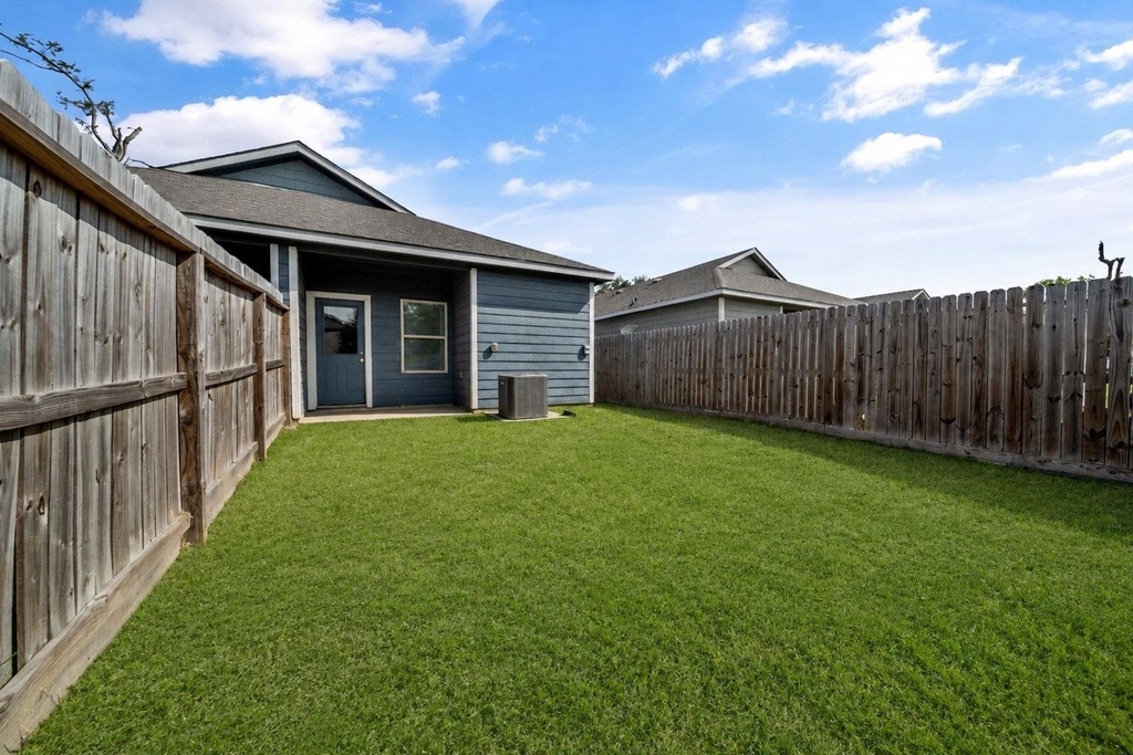 403 E Avenue G - Photo 16