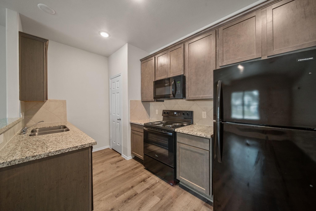 403 E Avenue G - Photo 4