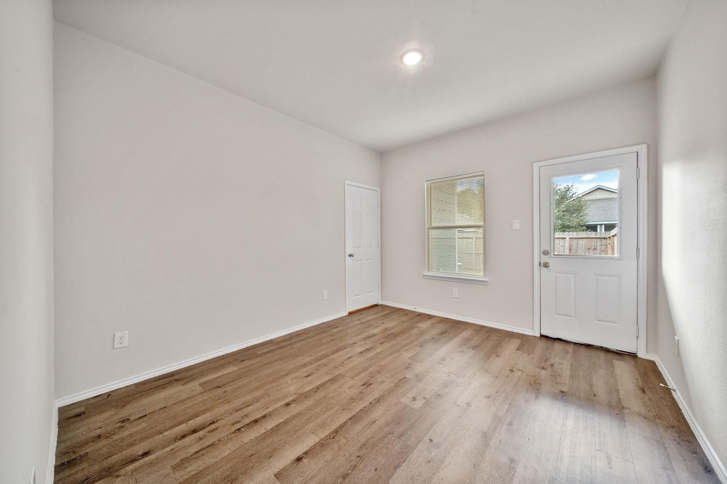 403 E Avenue G - Photo 8
